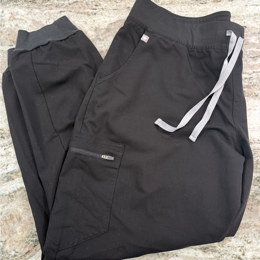 Figs Women’s Black scrub SET! jogger pants and Catarina top.